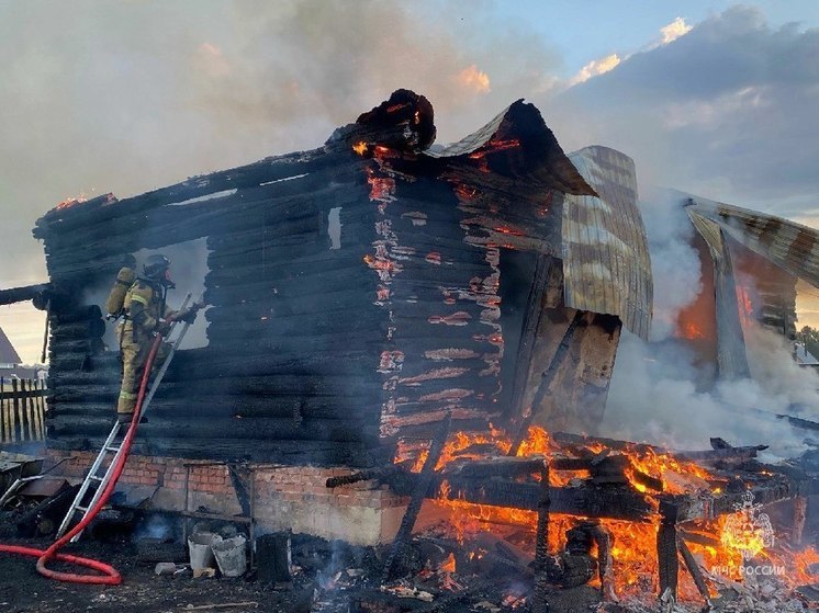 В южноуральском поселке мама и годовалый ребенок пострадали при пожаре