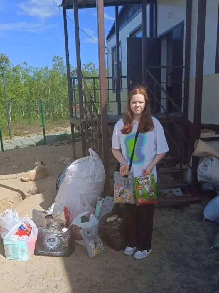 Салехардцы принесли в приют для животных больше 100 кг корма