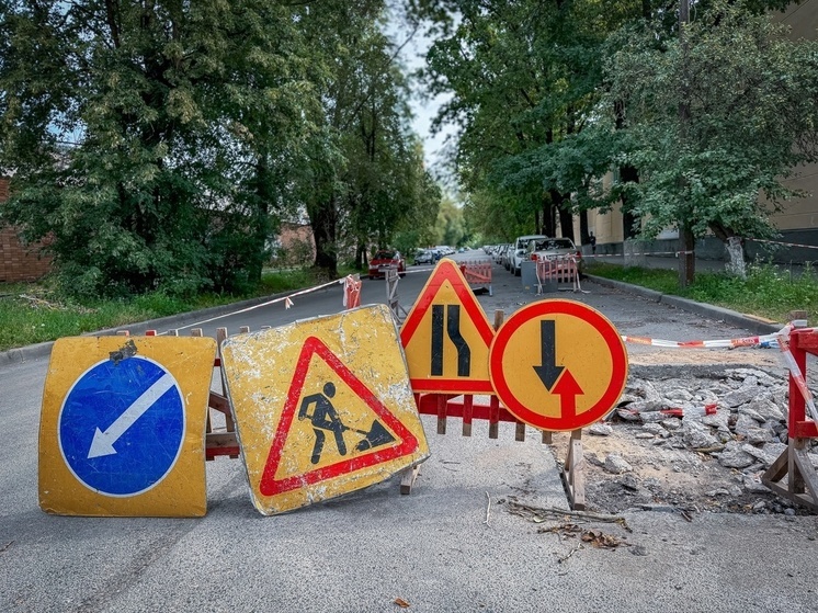 Специалисты «Псковских теплосетей» сеют газоны и асфальтируют дороги после завершения работ на объектах