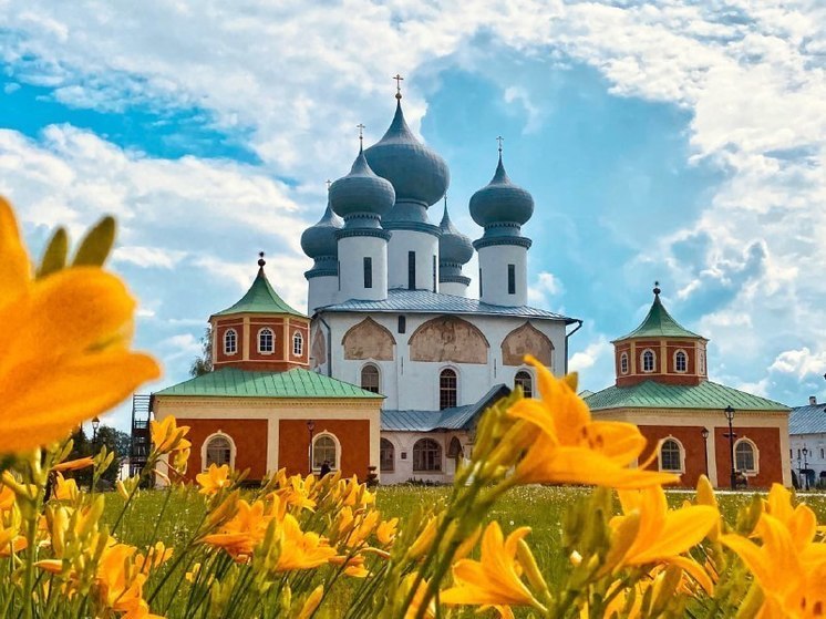 В Тихвине сегодня отмечают 20-летие возвращения Тихвинской иконы Божьей Матери