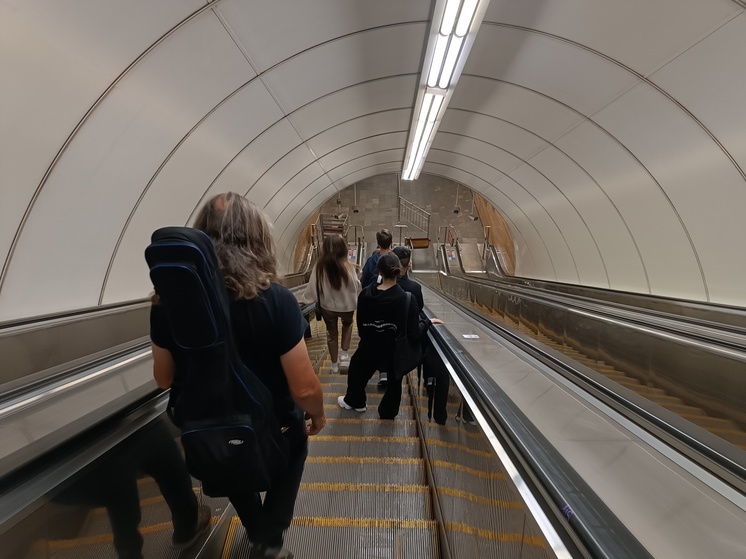 Трехлетний мальчик получил переломы стопы на эскалаторе в метро Петербурга
