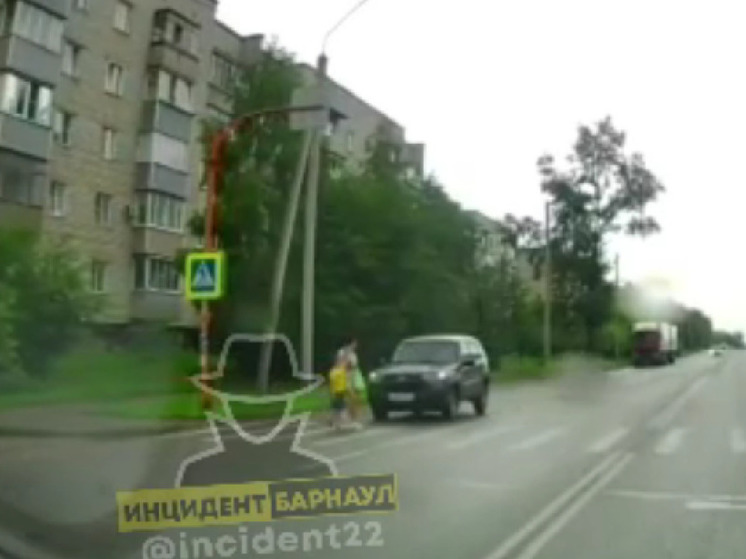 В Новоалтайске на «зебре» внедорожник сбил женщину с ребенком