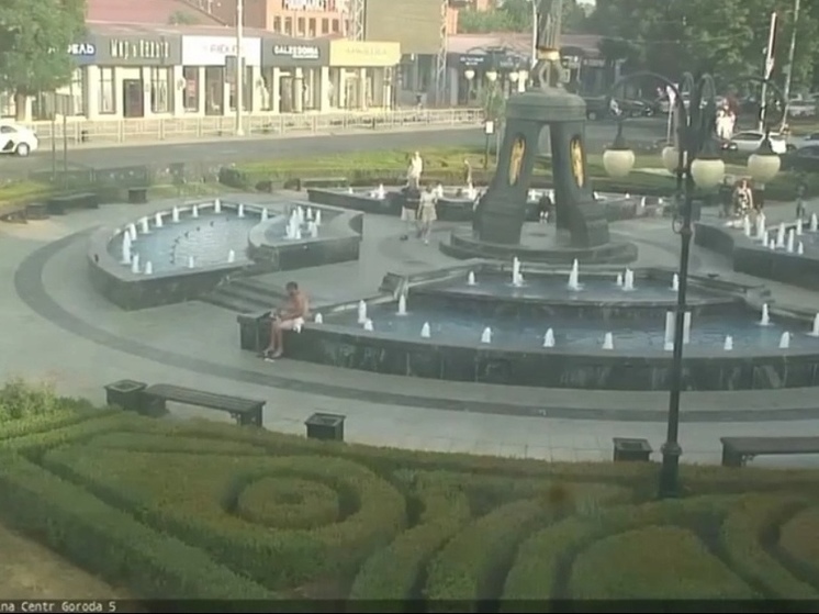Обнажённый мужчина, купающийся в фонтане в центре Краснодара, попал на камеры видеонаблюдения
