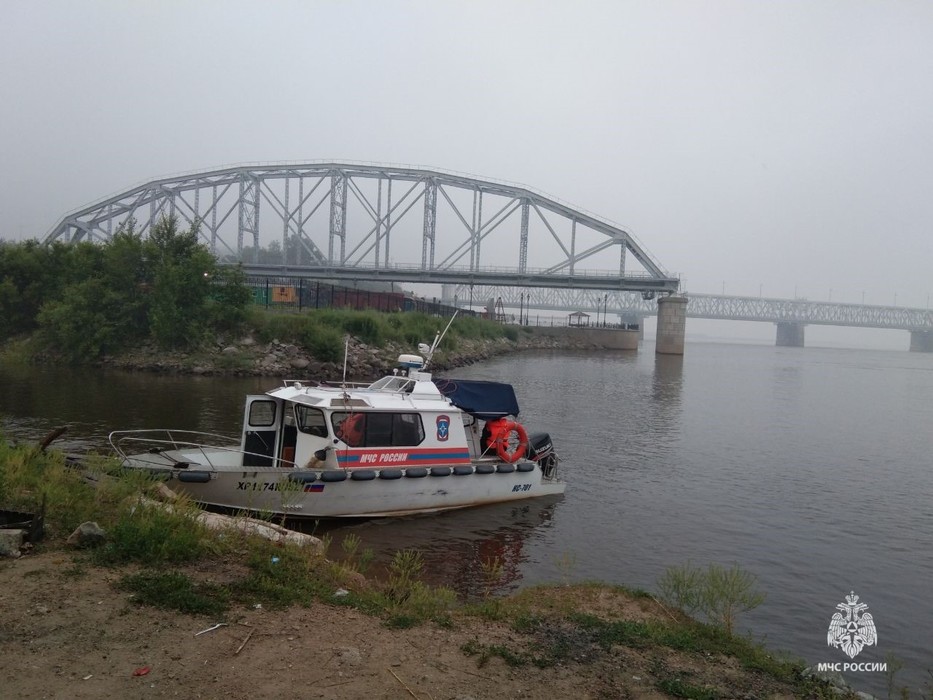 В Хабаровске продолжаются поиски людей, перевернувшихся на катере в районе Амурского моста