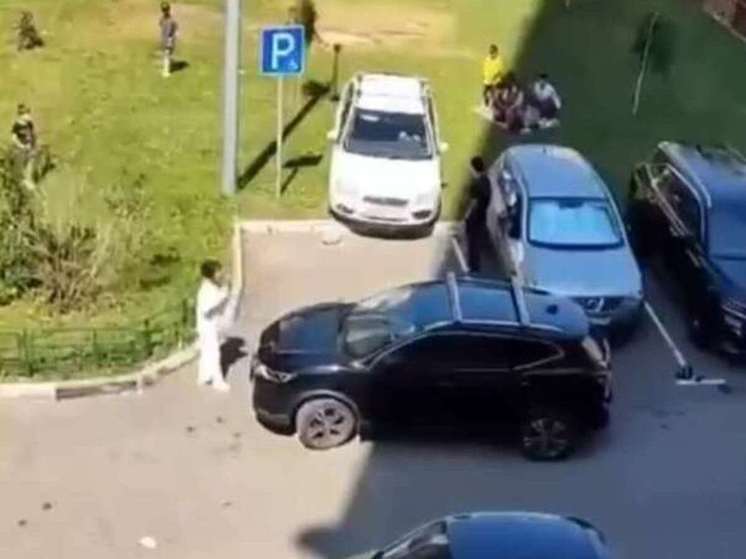 В Мытищах водители не поделили место на парковке