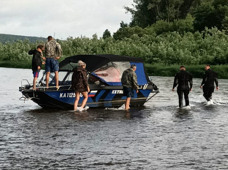 Лодка с людьми села на мель посреди Томи около Кемерова