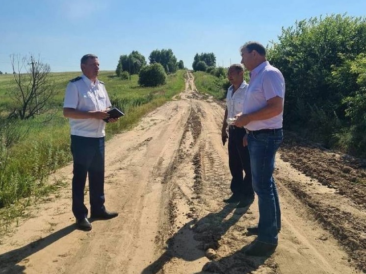 Калужский минтранс принял заявку на дорогу в Холопово после перевозки женщины в ковше трактора