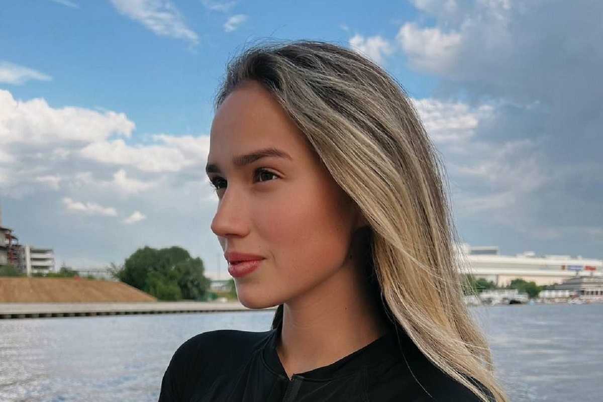 Одиночница тренируется с титулованным фигуристом