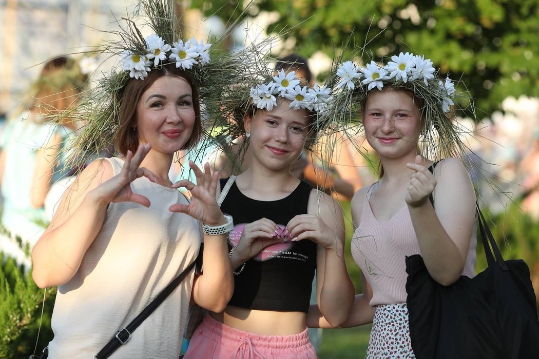 Как в Астрахани отметили День любви, семьи и верности: народный фоторепортаж 