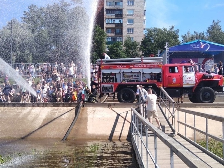 Огнеборцы провели мастер-класс в Великом Новгороде
