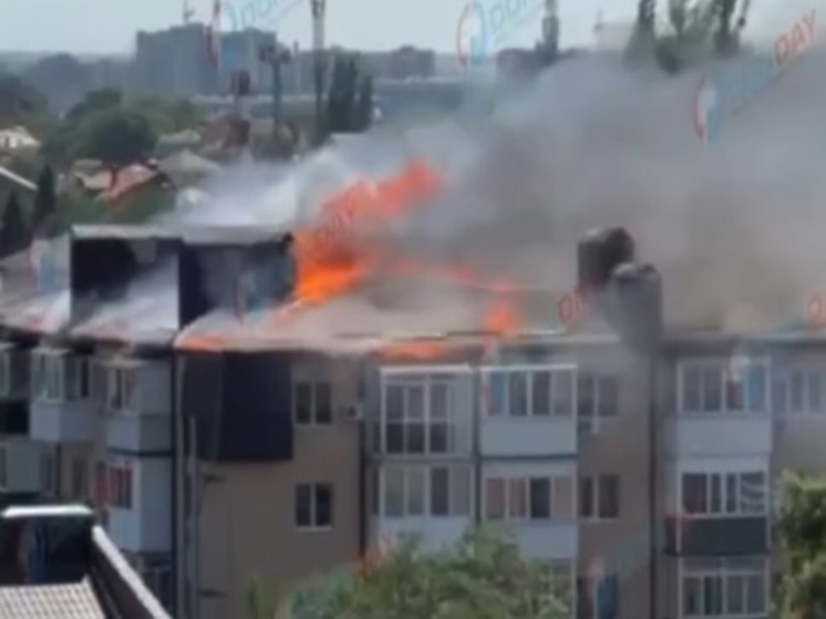 В Батайска на большой площади горит четырехэтажный жилой дом