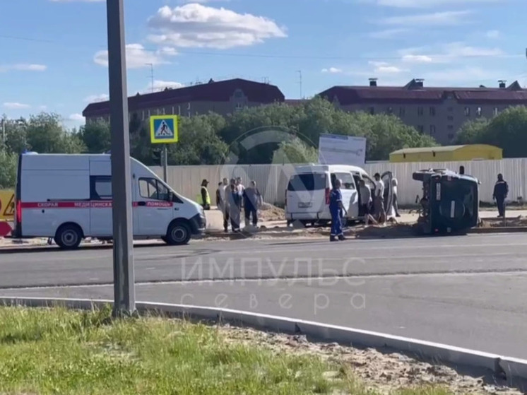 В Новом Уренгое перевернулся автомобиль