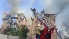 В Ростовской области горит крыша многоэтажного дома: видео с места