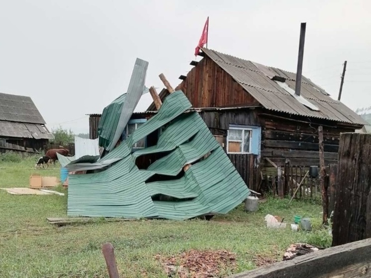 Ураган с градом сорвал крыши домов в селе в Забайкалье