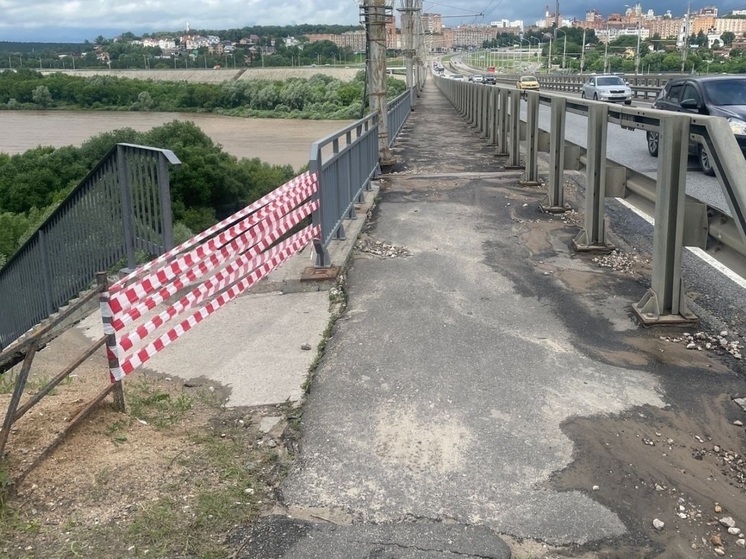 Провал на склоне Гагаринского моста в Калуге ликвидируют