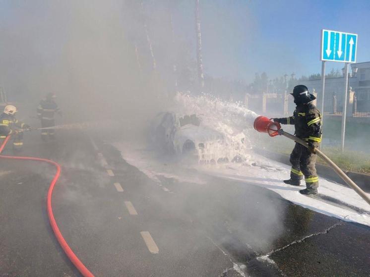 В округе Шаховская вспыхнул автомобиль у школы искусств