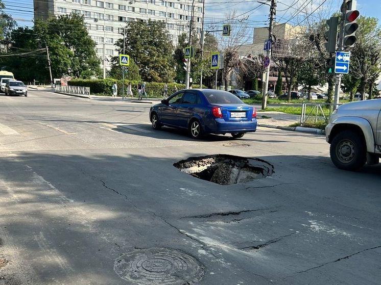 На перекрёстке улиц Садовой  и Есенина в Рязани провалился асфальт