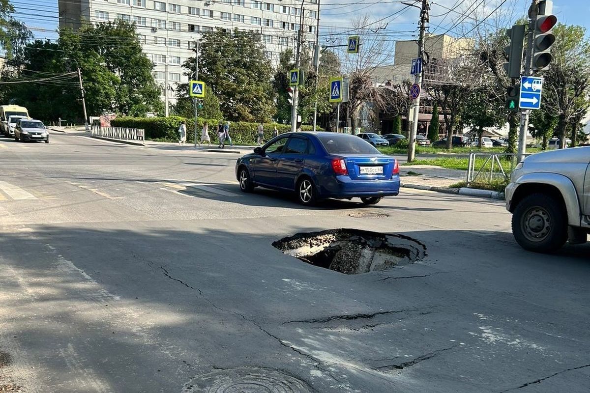 На перекрёстке улиц Садовой и Есенина в Рязани провалился асфальт - МК  Рязань