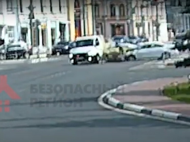 В Ярославле появилось видео ДТП на площади Волкова