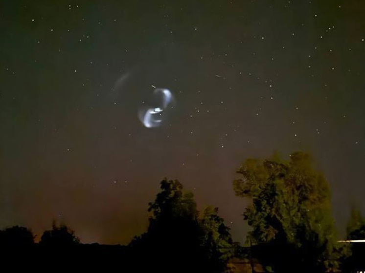 Жители РФ рассказали о светящемся объекте в ночном небе