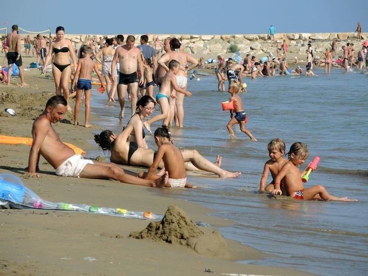 На курортах Турции начались протесты против оккупации пляжей отелями
