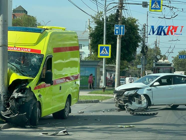 Появилось видео с места ДТП с машиной реанимации в центре Рязани