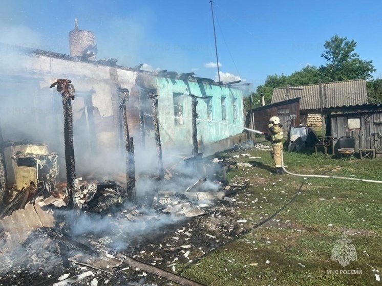 В Верховском районе из горящего дома спасли женщину