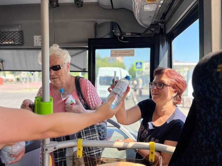 В Подмосковье пассажирам продолжают бесплатно раздавать воду