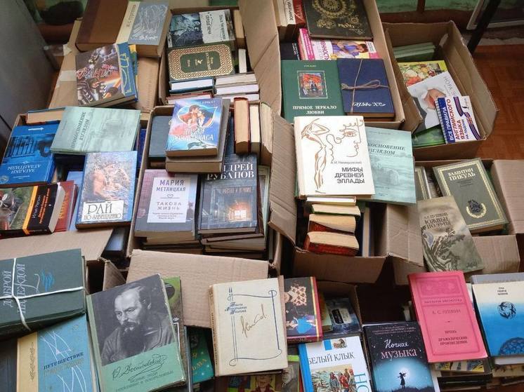 Александр Козловский отправил книги в сельские библиотеки