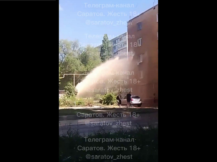 На улице Пономарева фонтан воды бьет по окнам четырех этажей