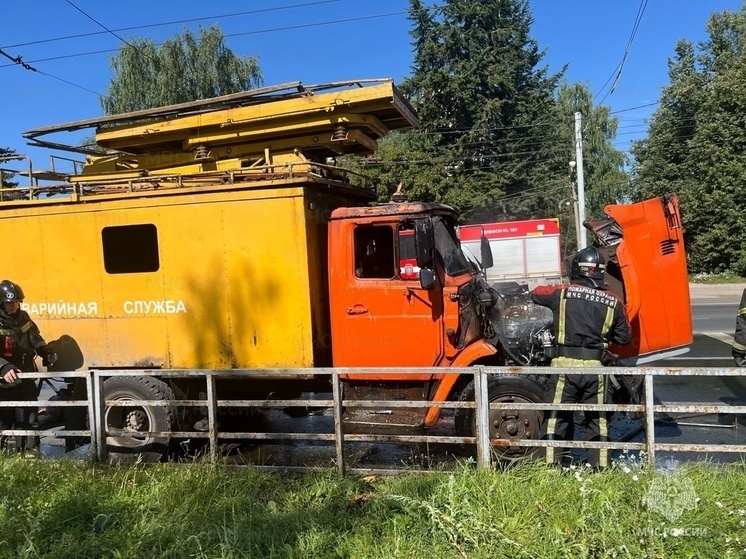 Во Владимире во время движения загорелся грузовик аварийной службы