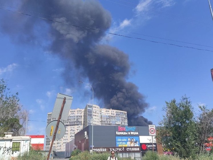 На складе в Волгограде площадь пожара выросла до 1000 квадратных метров