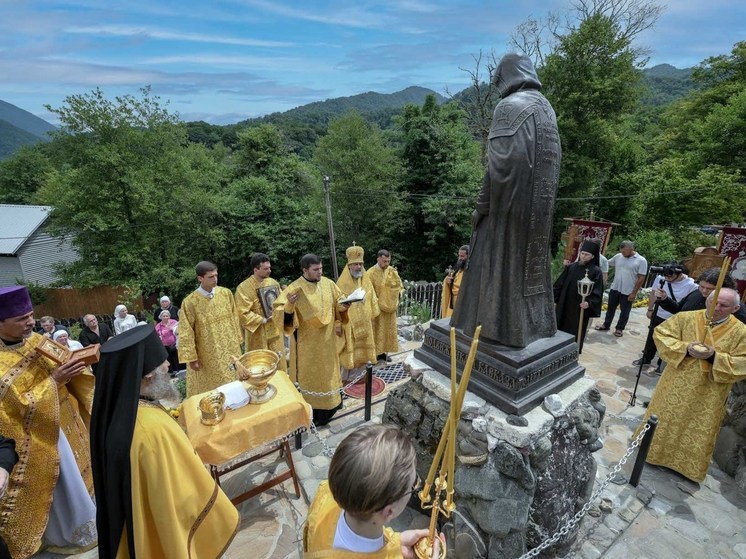 В честь православных подвижников Кавказа в горах Сочи освятили памятник