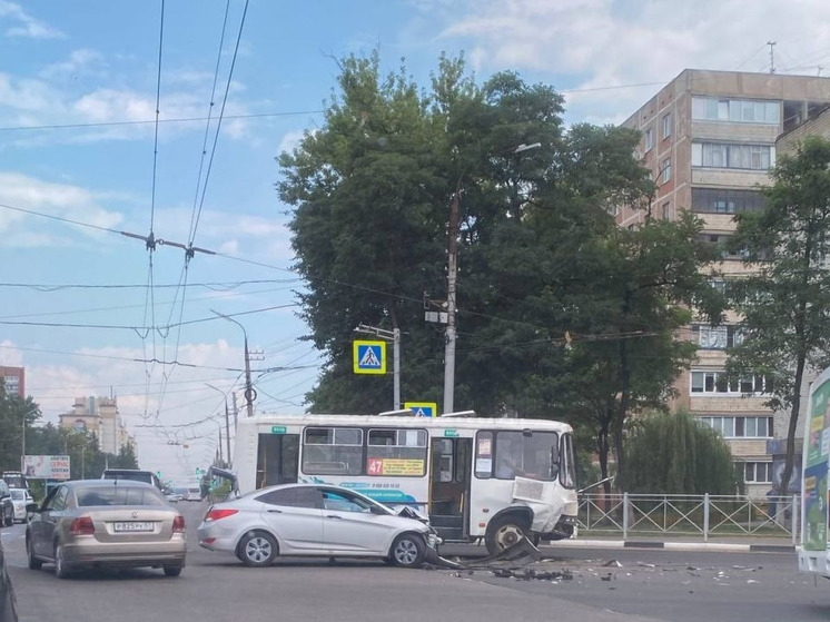 В центре Орла встретились автобус и легковушка