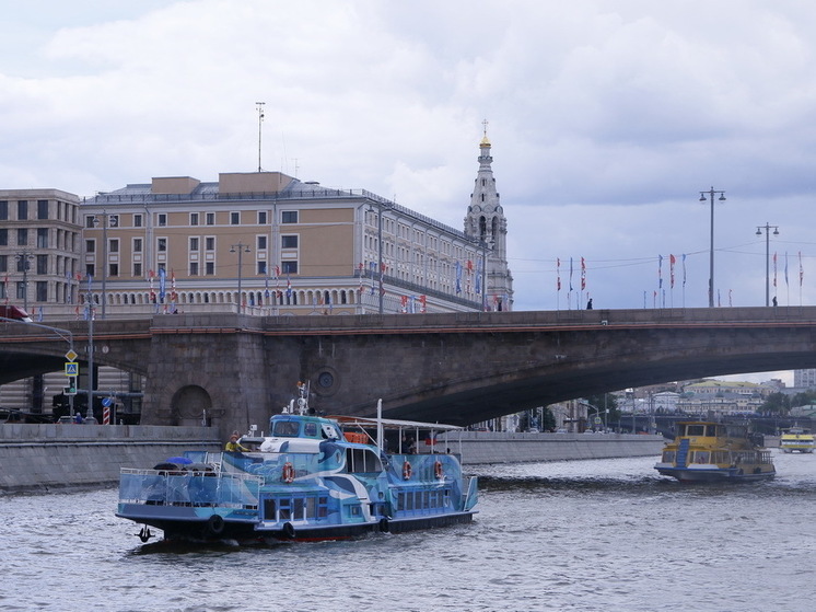 Житель Волгоградской области прыгнул с моста в Москве и погиб на глазах невесты