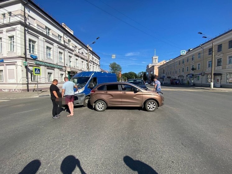 В центре Твери столкнулись три авто: есть пострадавшие