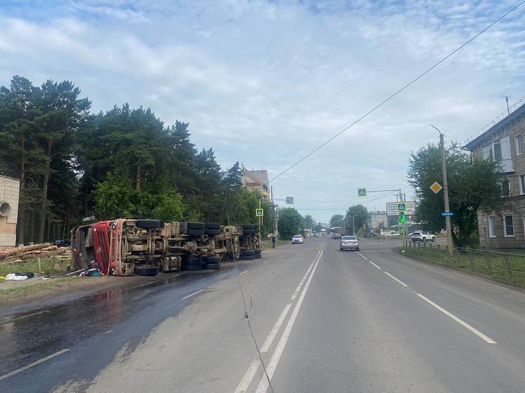 В Канске опрокинулся грузовик с бревнами