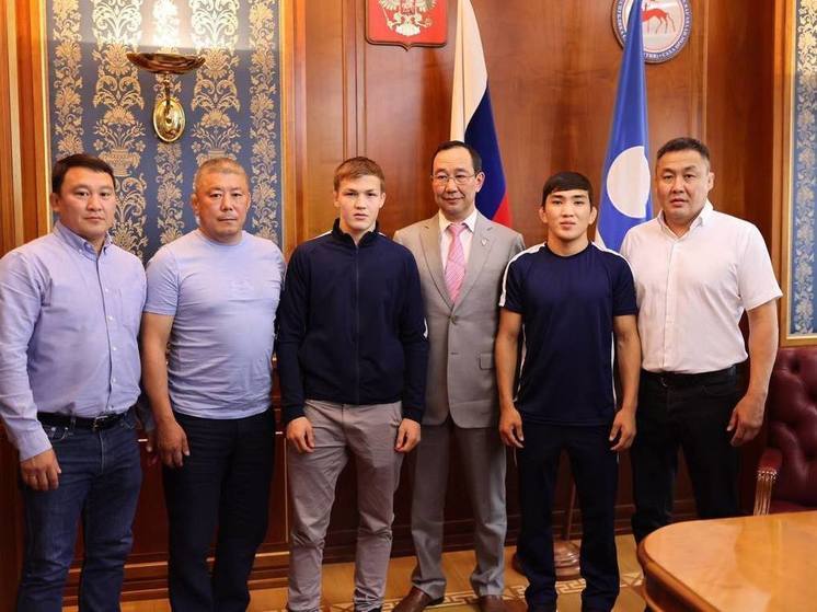 Глава Якутии встретился с юниорами-победителями первенства Европы по вольной борьбе