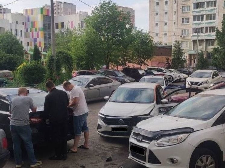 В Подольске пьяная автоледи протаранила 3 авто во дворе