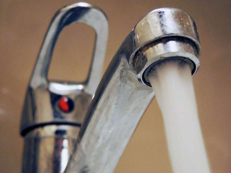 В подмосковном Чехове местные жители ждут горячую воду