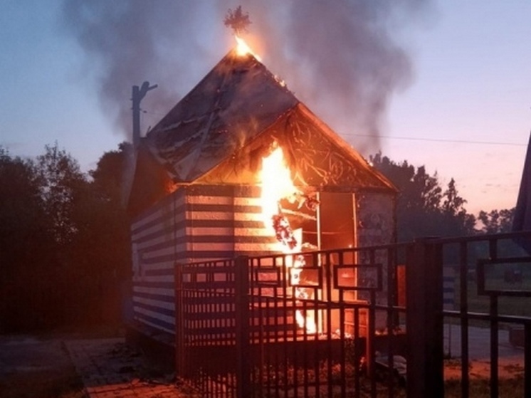 В Курской области ночью сгорел ларек на городском пляже в Обояни