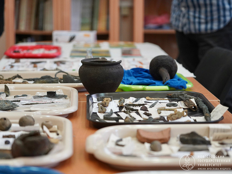 Новгородские археологи обнаружили новые берестяные грамоты и редкую шахматную фигуру