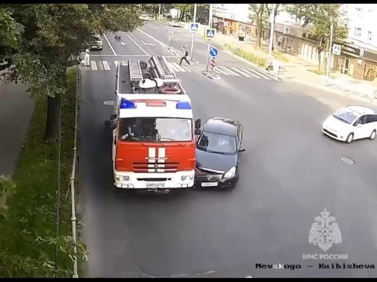 На улице Невского в Калининграде столкнулись пожарная машина и легковушка