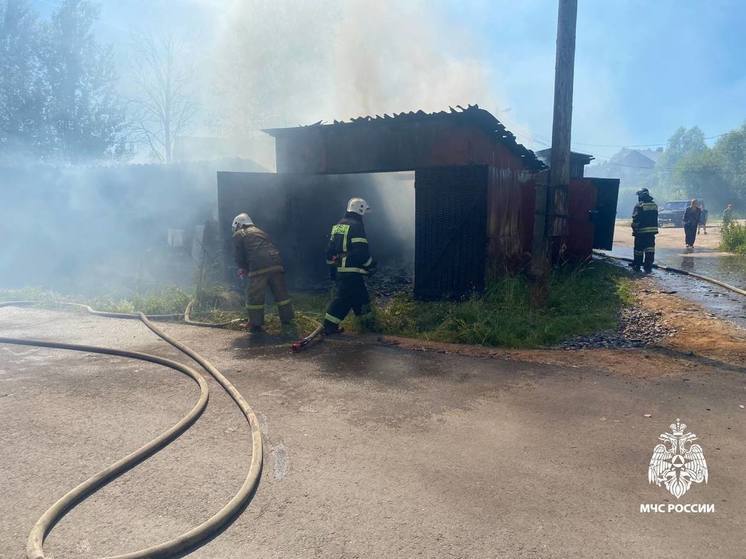 В Тверской области огонь уничтожил гараж