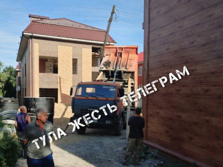 В Туле «КамАЗ» сбил столб и оставил дома без электричества