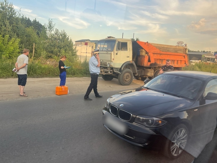 На Бежецком шоссе в Твери собралась пробка: столкнулись КамАЗ и BMW