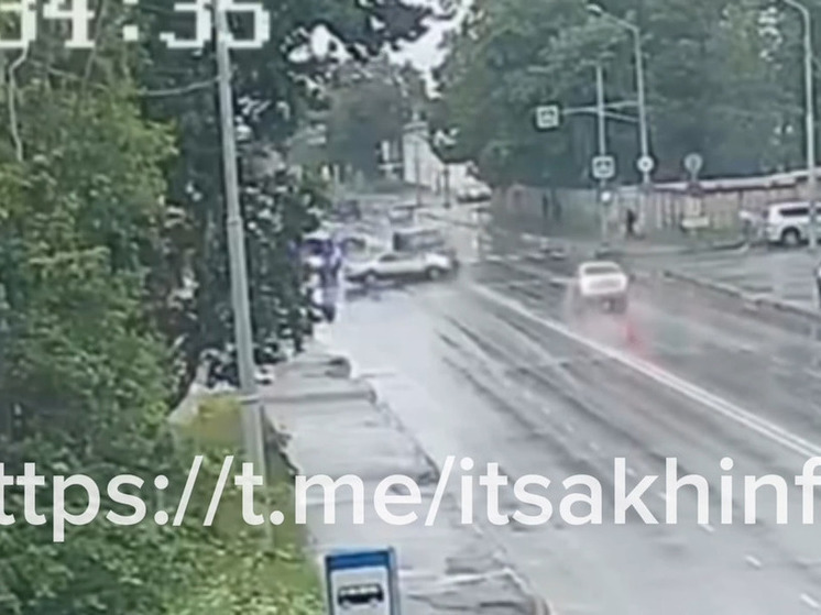В Южно-Сахалинске легковушка протаранила внедорожник