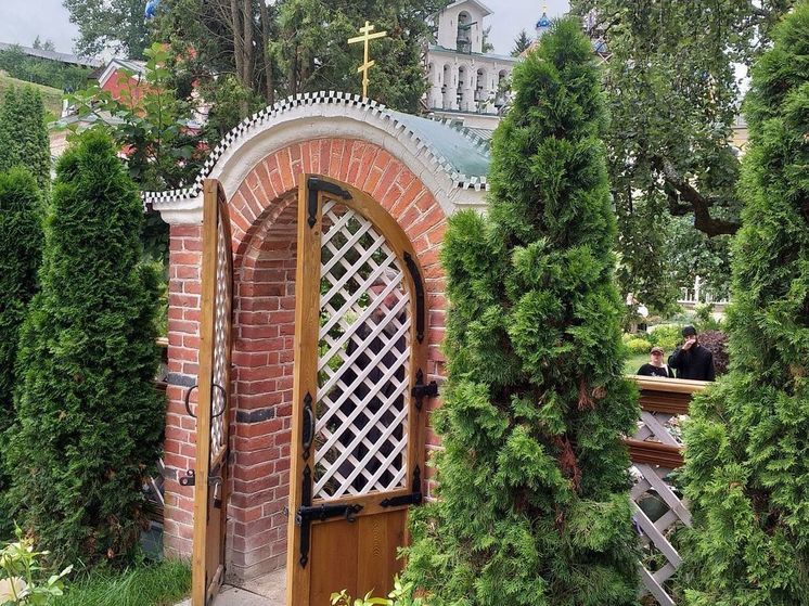 Окна и двери из дуба и липы установят в печорской Лазаревской церкви