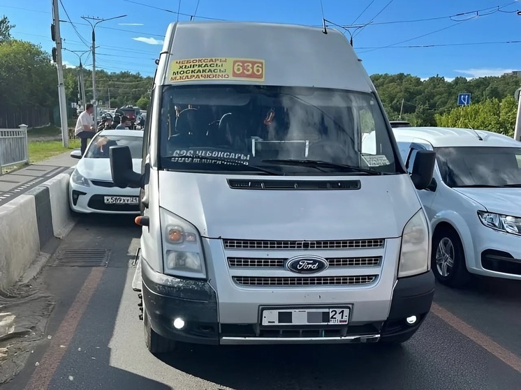 Женщине-водителю стало плохо и она врезалась в маршрутку. Авария в Чебоксарах