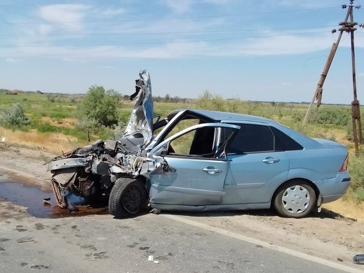 В ДТП на трассе под Астраханью скончался водитель и пострадали 8 человек